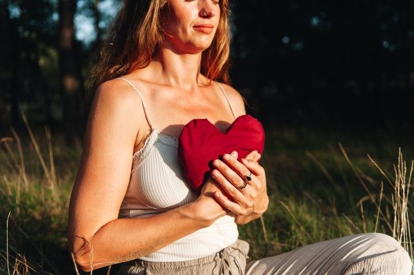 Selfcare kussen. Bordeaux rood, geur rozenblaadjes  - 24e5a618-3f39-4e9b-b40c-5fd9b6d772b5.jpg