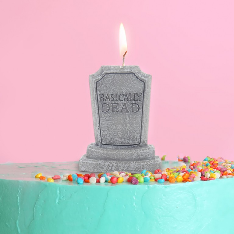 Verjaardagskaars Basically Dead - basically dead 1.jpg Verjaardagskaars Basically Dead - basically dead 1.jpg